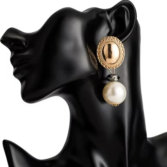 Vintage Gold Oval Button Pearl Earrings - Picture 3 of 5